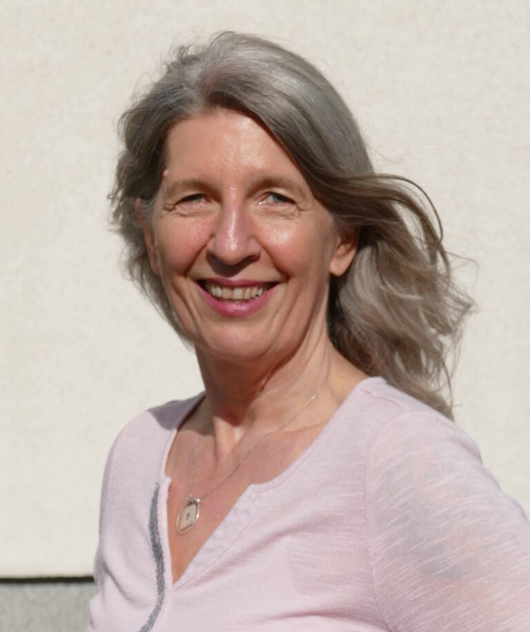 Sabine Langner im Freien in einem hellen Oberteil